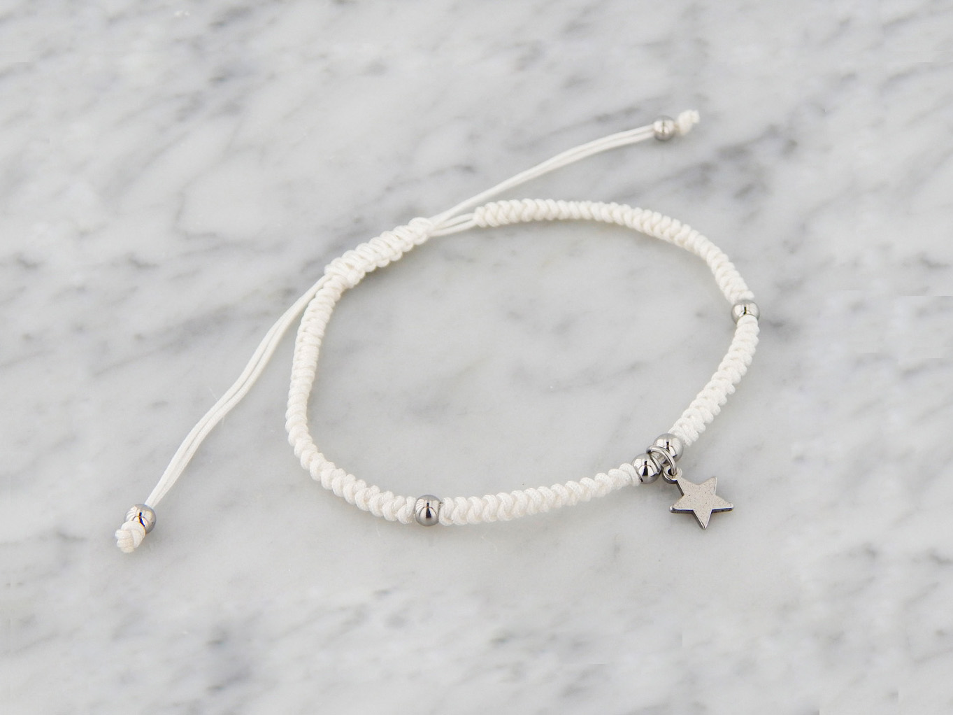 Pulsera Hilo Trenzado Extensible con Dije de Acero Colgante. En Varios Colores y Dije de Corazón o Estrella. - Imagen 18