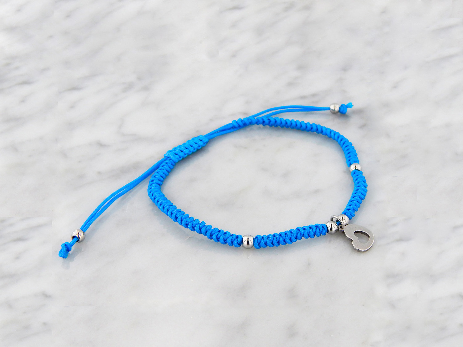 Pulsera Hilo Trenzado Extensible con Dije de Acero Colgante. En Varios Colores y Dije de Corazón o Estrella. - Imagen 15