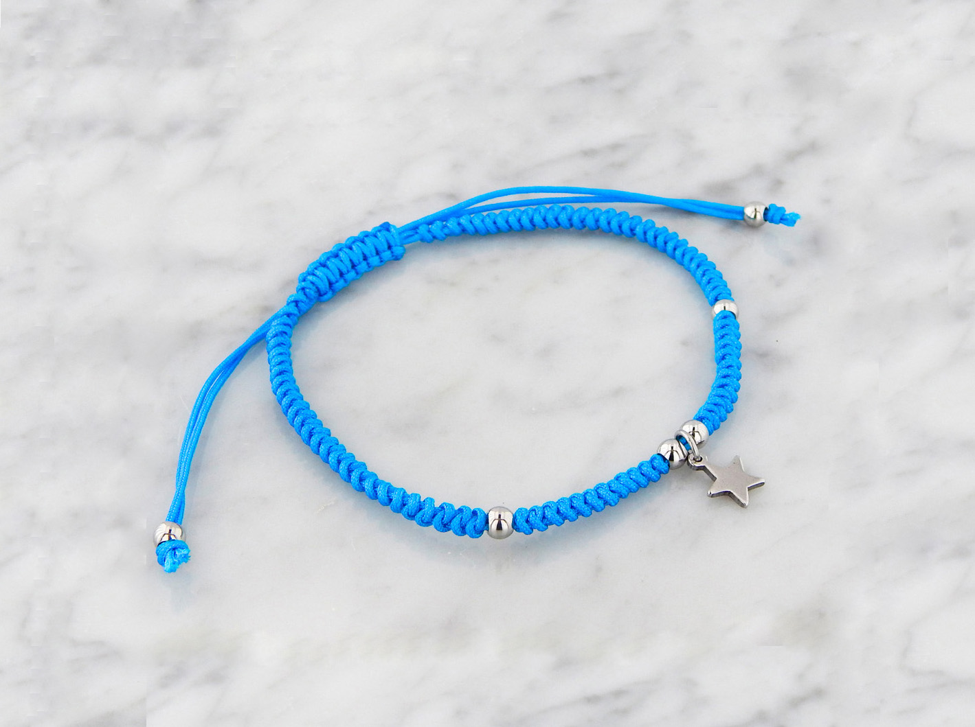 Pulsera Hilo Trenzado Extensible con Dije de Acero Colgante. En Varios Colores y Dije de Corazón o Estrella.