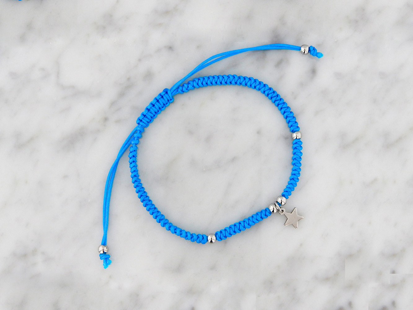 Pulsera Hilo Trenzado Extensible con Dije de Acero Colgante. En Varios Colores y Dije de Corazón o Estrella. - Imagen 17
