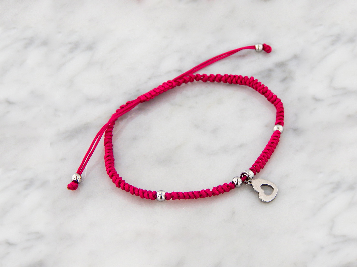 Pulsera Hilo Trenzado Extensible con Dije de Acero Colgante. En Varios Colores y Dije de Corazón o Estrella. - Imagen 2