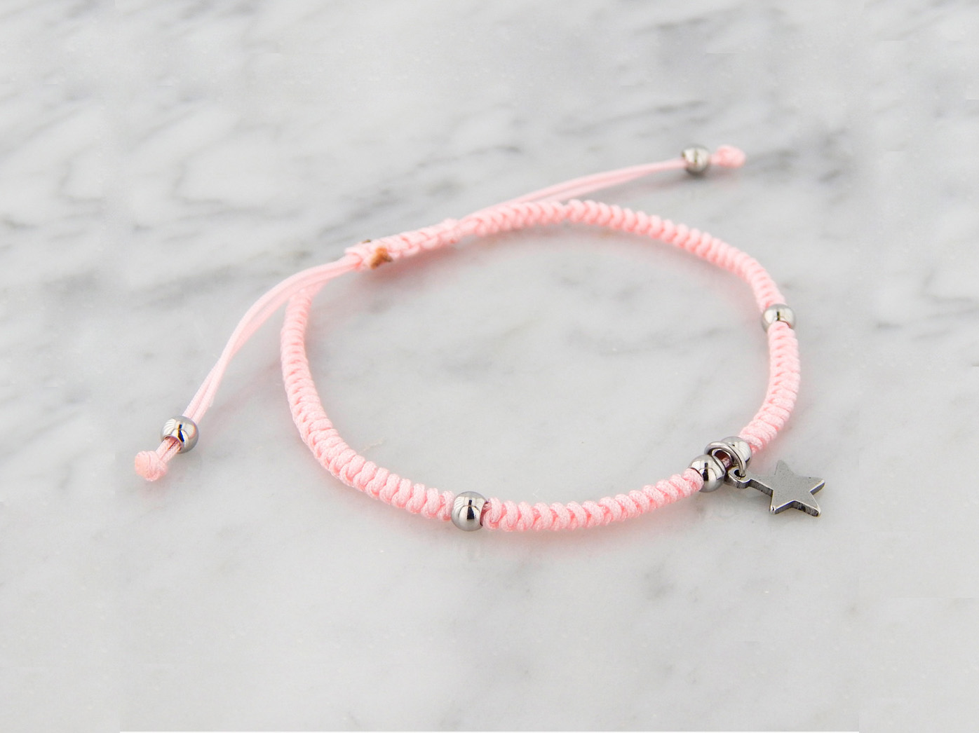 Pulsera Hilo Trenzado Extensible con Dije de Acero Colgante. En Varios Colores y Dije de Corazón o Estrella. - Imagen 4